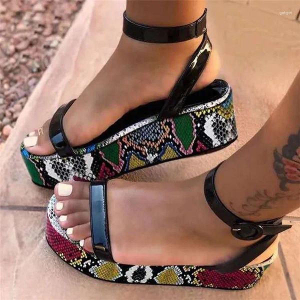 Sandalias 2024 Refinadas Plataforma elegante y versátil Patrón de serpiente Zapatos de mujer Verano Roman Muffin Mujeres