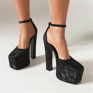 Sandales 2024 printemps 827 plate-forme de marque Femmes Sqaure Toe Shoes Fashion 40-43