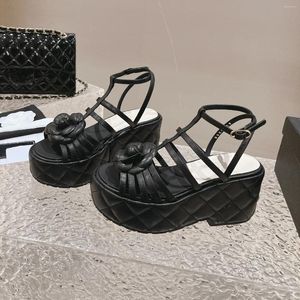 Sandales 2024 Chaussures de printemps d'été pour femmes Généreaux fleurs en cuir cales de créateur de plate-forme de marque Zapatillas Mujer