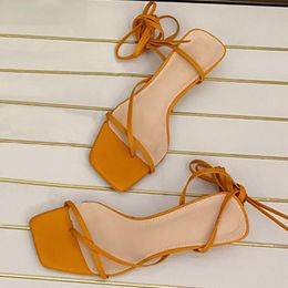 Sandalias 2024 tacones de tacones de aguja de la moda zapatos de mujeres cuadradas de mujer dedo del tobillo correa del tobillo de la banda estrecha naranja 797 417