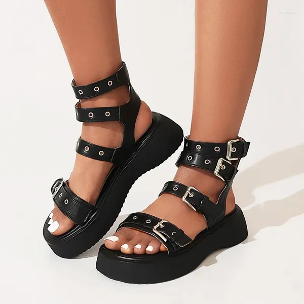 Sandalias 2024 Verano Gladiador de cuero negro para mujer Plataforma de tres hebillas Estilo de calle Zapatos romanos planos Mujer 43