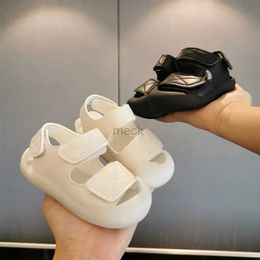 Sandales 2024 Summer Childrens Baotou Soft Sole New Boy Girls Boîte pour enfants Toddler Simplified 0-3 ANS Anti Kick Sandals 240419