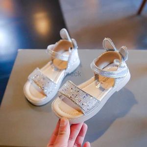 Sandalen 2024 Zomermeisjes Princess Sandals Nieuwe baby Sparkly Rhinestones Bow Shoes Fashion Non-Slip Flat Childrens Sandals Boots 240419