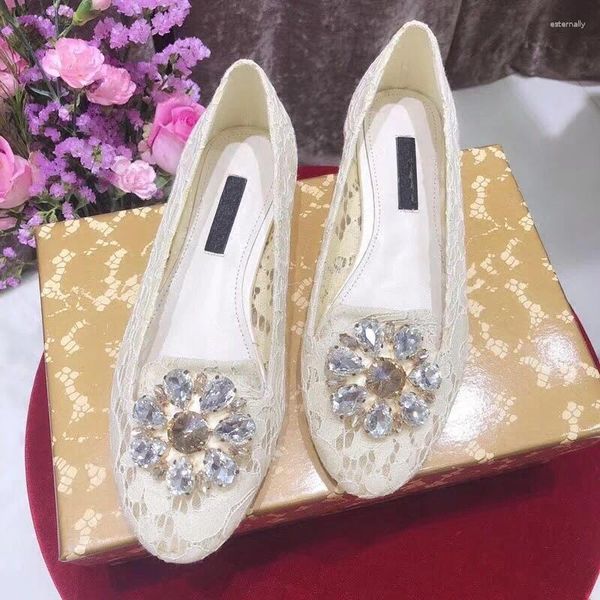 Sandalias 2024 Zapatos planos de encaje de verano Rhinestone de mujer Punta redonda Boda roja Moda Primavera blanca