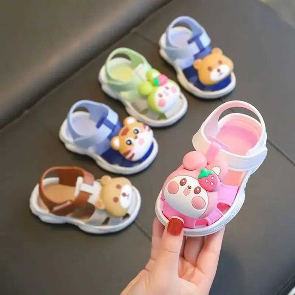 Sandales 2024 Été Nouveau bébé chaussures de marche mignon dessin animé bébé marche sandales non glissade et enfant durable cool en gros
