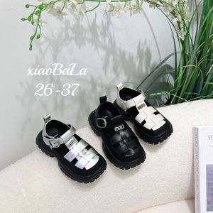 Sandalen 2024 Zomer nieuwe kinderschoenen schoenen niet -slip meisjes prinses klein leer met zachte zool en holle H240510