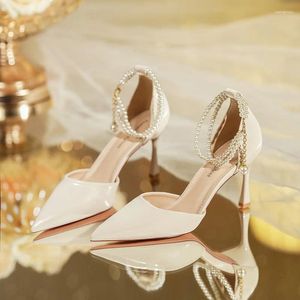 Sandalen 2024 Summer Street Mode Poaled Toe Pearl Women's High Heel Hollow Slimming Party Bruiloft Bridal Dress Shoes
