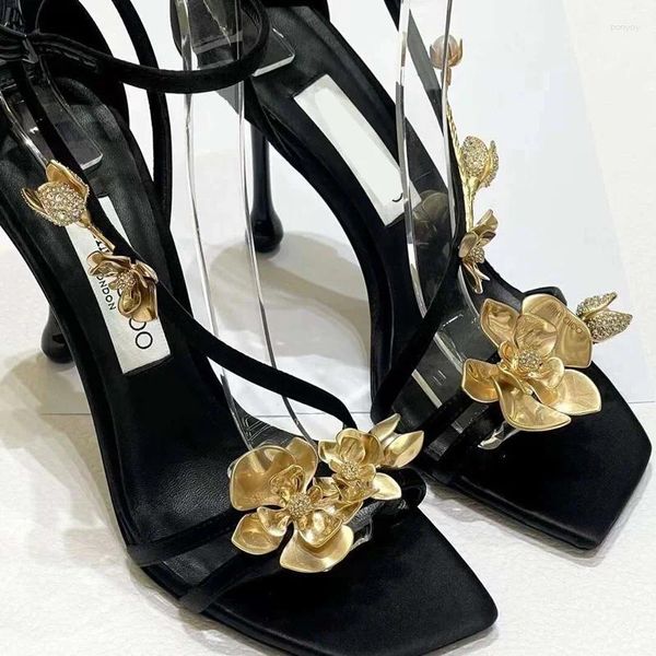 Sandalias 2024 Estilo de verano Flor dorada Punta cuadrada Stiletto Zapatos de tacón alto con diseño abierto sexy para mujeres