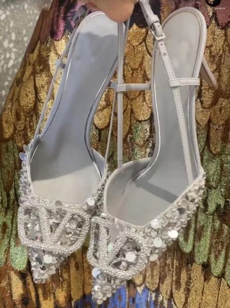Sandalias 2024 Verano Botón en forma de V Lentejuelas de diamantes de imitación puntiagudas Zapato único Tacones delgados Francés Grande Baotou Alto