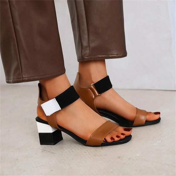 Sandalias 2024 Summer Moda de color femenino Bloque de cuero Cara de cuero abierta Tacón alto de tacón alto con correa de espalda de estilo romano Sandalias