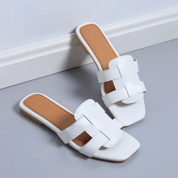 Sandalias 2024 Zapatillas de mujer de verano Diseñador de moda romana Zapatos de suela suave de látex plano Chanclas de playa transpirables para mujer