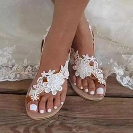 Sandalias 2024 Summer Mujeres blancas Pearas de lujo Luxury Zapatos de boda nupciales Flores de encaje Correos de tobillo Playa Romana