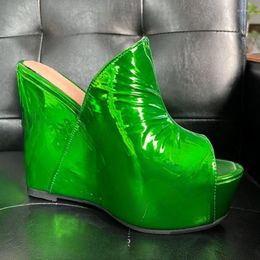 Sandalen 2024 Vrouwenplatform muilezels patent sexy wiggen hakken rond teen mooie groene casual schoenen dames ons plus maat 5-20