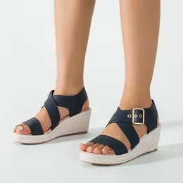 Sandales 2024 Fashion de couleur unie simple d'été pour la femme à bout ouvert épais