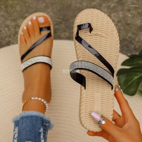 Sandalias 2024 Diseño de anillo de punta para mujeres zapatillas de diez rianas zapatos de verano zapatillas de moda chanclas de moda toboganes bohemios