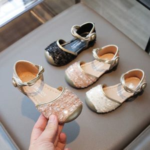Sandalen 204 Zomer nieuw voor meisjes Koreaanse editie Childrens Shoes Sequins Anti Slip Fashion Dance Princess H240510