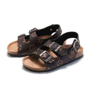 Sandalen 22-35 Volledige kinderen Peuter Kindergroottes Pu Leather Boys Girls Youth Summer Shoes Flat Anti Skid Beach Bath Buiten Running