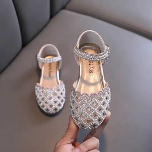 Sandalen Ainyfu Kids Pearl Flats Sandalen Girls Princess Rhinestone Party Sandalen Kinderleren Hollow Out Beach Shoes Maat 21-36 240423