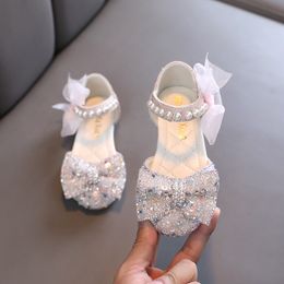 Sandalen AINYFU Zomer Meisjes Pailletten Boog Mode Kinderen s Glitter Parel Platte Prinses Schoenen Leuke Kinderen Ademend Strand 230720