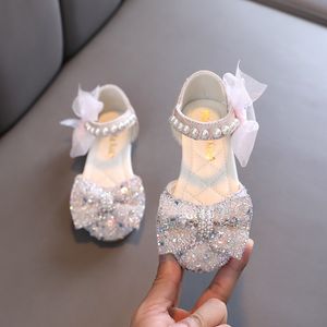 Sandalen Ainyfu Summer Girls Pargin Bow Fashion Sandals Children's Glitter Pearl Flat Princess Shoes Cute Kids Ademend strand Sandalen 230316