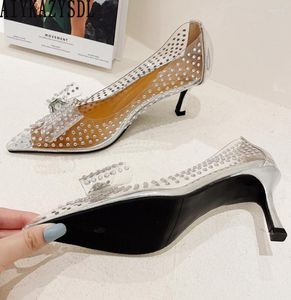 Sandalen aiykazysdl 2023 Clear Crystal Bow-Knot Pumps vrouwen lage hak prom jurk puntige teen schoenen lente zomer zilver vrouwelijk