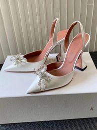 Sandales Amina Muaddi Rosie Bout Pointu Slingback Pompes Satin Strass Cristal Clair Begum Camelia Bow Verre Dames Chaussures De Fête De Mariage