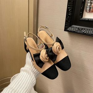 Sandalen abrikoos ronde teen boog bloemen dikke hiel vrouw zomer 2024 zwarte gemengde kleuren slingback gesloten hoge schoenen