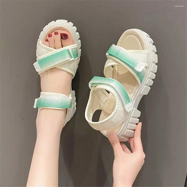 Sandales Autumn Hault Up Girl's Slippers Transparent Sandal Chaussures Bottes rouges pour Womans Sneakers Sports Modèles décontractés