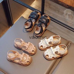 Sandals Baby Baotou 2023 Zomer Nieuwe zachte zool Girls Bow Princess Shoes Koreaanse editie Hollow Beach Trend H240411