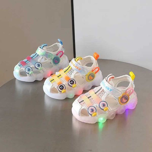 Sandales bébé sandales lumières sur filles chaussures de plage garçons somes molles mode bassonnettes pour bébé chaussures de bébé led filles sandales 240423