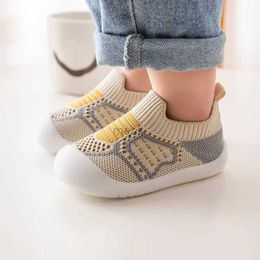 Sandalen Babyschoenen Anti-slip Ademende babywieg vloer Sokken met rubberen zool voor kinderen meisjes jongens gaas schoenen zachte bodem slippers 240419