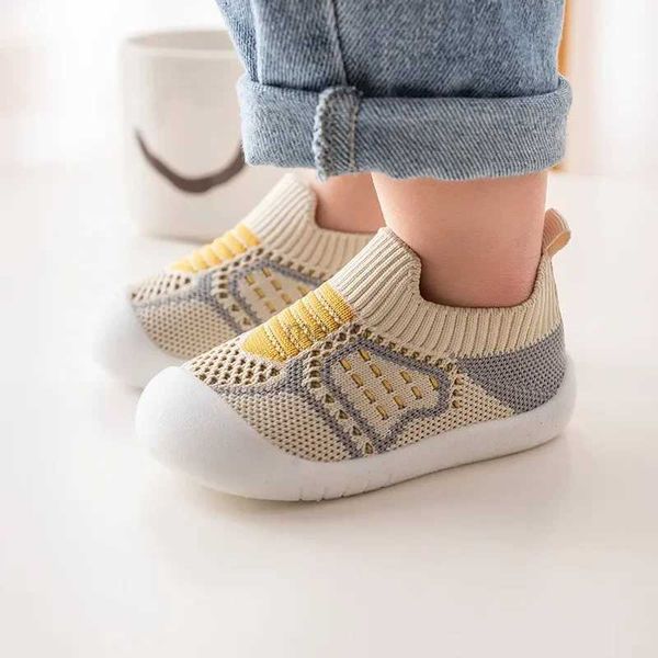 Sandalias zapatillas para bebés Anti-slip Breathable Cuna de cuna Calcetines con suela de goma para niños Niños Niños zapatos de malla de fondo suave 240419