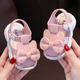 Sandalen babyschoenen meisjes sandalen 2023 zomer vrouwelijke baby zachte zool niet -slip capsules baby gesp wandelschoenen prinses stijl sandalen 240423