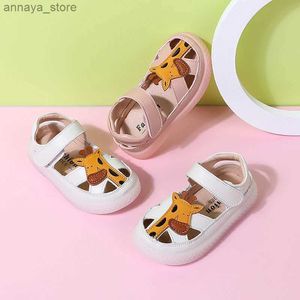 Sandalen babyschoenen leer schattig girafpatroon babysandalen geschikt voor meisjes met gesloten tenen non -slip baby sandalen in zomerl240429