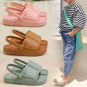 Sandalen Baby Peuter Kinderen Volwassenen SlipOn Mode Jongens Meisjes Schuim Strand Zomer Slides Bone ResinChildren Lichtgewicht Waterschoenen 230608