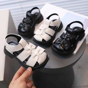 Sandals Baywell Childrens and Girls Sandals Suromer Retro Hollow Sewn Design Shoes Pu Leather Soft Sole Childrens Sandals D240515