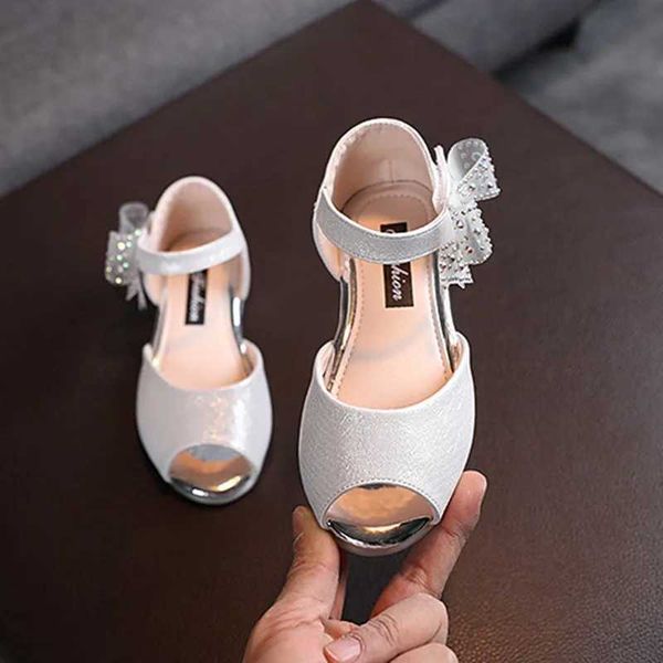 Sandals baywell new kids chaussures d'été filles coller diamant bowknot enfants princesse sandals perles fleurs filles danse chaussures plates 240423