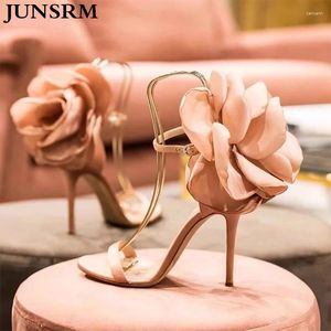 Sandalen grote bloemen versierd hoge hakken 2024 ronde hoofd open teen stiletto sexy buckle banket zijden elegante trouwfeestschoenen