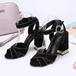 Sandalen zwart suede dikke hiel dames luxe ronde teen enkelgesp riem vaste zomerontwerp feestjurk schoenen