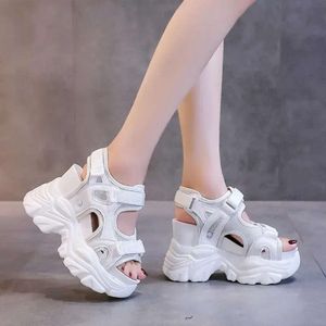 Sandales Bottom épais muffins décontractés Femmes Summer 2024 Slope Chaussures de sport à talons hauts Lady Inner Rendre la mode Sandalias SA E6F3