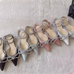 Sandalen Bow Rhinestone aangerichte teen bruiloft Wrapped Satin Party Silk Mach Women's Designer Stilettos High Heel Pumps Luxe schoenen