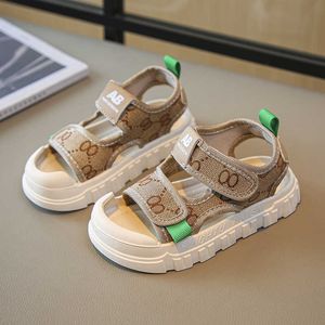 Sandals garçons et filles baotou anti-kick 2023 été nouveau bébé soft seme velcro childrens plage chaussures h240510