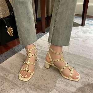 Sandales de marque de styliste pour femmes, chaussures d'été à rivets, boucle en cuir véritable, talon épais, 41 sandales