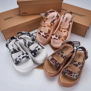 Sandalen Merk Melissa Volwassen Muffin Dikke Zolen Schoen Retro Dames Sport Koe Print Casual Strandschoen Dames Antislip Jelly Sandalen SM183 J240228