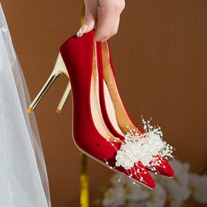 Sandals bruids bruiloftpompen Hoge hiel damesschoenen lente 2022 rode mode parel stiletto moderne schoenen luxueus banket met jurken g230211