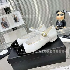 Sandalen Casual Xiao Xiangfeng Mary Jane Dames ondiepe mond Camellia Eén lijn gesp geworden Echt lederen platte metalen lage hak enkele schoenen