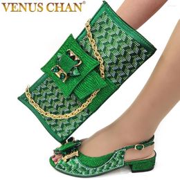 Sandalen chan 2023 nieuwste elegante stijl groene kleur peep teen versierd met vlinderontwerp banket damesschoenen en tassen set