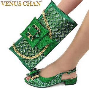 Sandalen Chan 2023 Neuester eleganter Stil grüne Farbe Peep Toe verziert mit Schmetterlingsdesign Bankett Damenschuhe und Taschenset