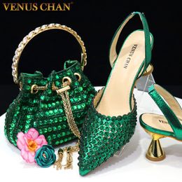 Sandalen chan hoge hakken voor dame luxe ontwerper groene kleur vol diamant puntige teen trouwschoen en tas set voor feest 230508