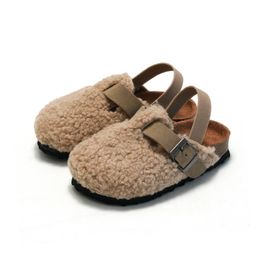 Sandalen kinderen jongens meisjes warm fuzzy schuifregelaars pluche sandalen kurk faux bont platte peuters pre -wandeling schuifregelaars elastische riemen 230506